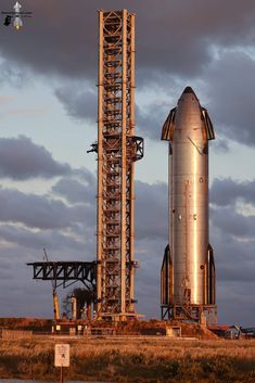 the space shuttle is on display at the launch pad for visitors to see it's surroundings