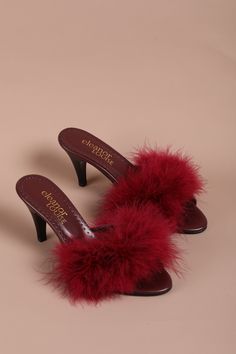 FEATHER SLIPPERS, BRIDAL SLIPPERS, FEATHER SANDALS, MARABOU SLIPPERS, WOMEN'S BOUDOIR SLIPPERS, WEDDING SLIPPERS, BRIDE SLIPPERS, BRIDE GIFT Where Comfort Meets Elegance: Eleanor Louise Marabou Feather Slippers Crafted step by step with the finest marabou feathers and premium-grade satin and leather, these slippers combine comfort and sophistication. Meticulously chosen materials and the expertise of artisans are evident in every detail. While the marabou feathers add an extraordinary touch to y Feather Slippers, Slipper Shoes Women, Feather Sandals, Bridal Slippers, Bride Slippers, Wedding Slippers, Red Slippers, Silk Satin Fabric, White Feather