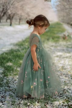 Vintage Green Cap Sleeves Long Flower Girl Dresses With Appliques Flower Girl Dresses Sage Green, Green Flower Girl Dresses, Dresses With Appliques, Gonna In Tulle, Long Flower Girl Dresses, Tulle Flower Girl Dress, Sage Green Floral, Girls Easter Dresses, Green Cap