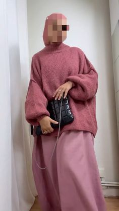 outfit voilée hiver rose Modest Winter Fits, Winter Abaya Outfits, Pink Modest Outfits, Vintage Hijab Outfit, Plus Size Hijabi Outfits, Winter Hijabi Outfits, Hijab Outfit Winter, Hijab Fashion Winter, Winter Outfits Modest