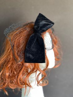 black velvet with net fascinator  is worn by using a hat pin (not included) or hairpins. in excellent condition it measures about 8 inches long and makes a cute statement piece Veil Simple, Net Veil, Black Fascinator, Velvet Hat, Hat Pin, Vintage Velvet, Hat Pins, Fascinator, Black Velvet