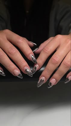 Metallic Accent Nails, Metallic And Black Nails, Black With Silver Chrome Nails, Chrom Nail Art, Metallic Drip Nails, Silver Drip Nails, Silver Chrome And Black Nails, Black Nails With Chrome Design, Nails With Metallic Accent