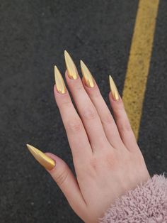 Gold Chrome Stiletto Nails, Gold Stilletos Nails, Stiletto Nails Gold, Gold Nail Ideas, Gold Stiletto Nails, Sophisticated Manicure, Gold Nail Designs, Winter Manicure, Gothic Nails