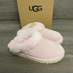 Light Pink Ugg Slippers, Couqutte Shoes, Pretty Stuff To Buy, Ugg Slippers Pink, Cute Boots For Winter, Couteqqe Aesthetic, Christmas List Ideas 2023, Christmas Wishlist 2023, Cute Shoes Aesthetic