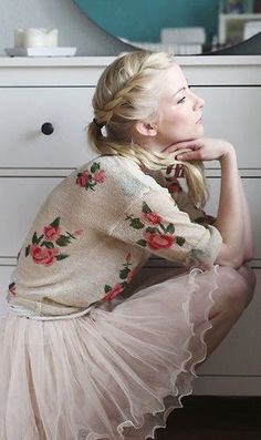 Floral, ballerina style knitwear. Wrap cardigans, button down cardigans or fine knit jumpers. Ballet Style Fashion, Spring Outfits Vintage, Classic Romantic Style, Ballet Style, Outfits Vintage, Ballerina Style, Casual Styles, Long Sleeve Jumper, Romantic Style