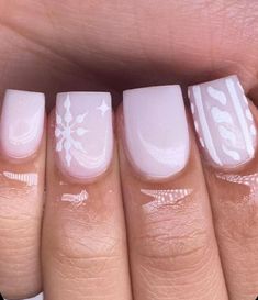 Simple Christmas Nails Winter Short Square, Short Short Christmas Nails, Nail Inspired Christmas, Short Pink Christmas Nails Acrylic, Winter Nails Biab, Winter Short Square Nails, Simple Nail Designs Short Square, Short Natural Winter Nails, Square Christmas Nail Designs