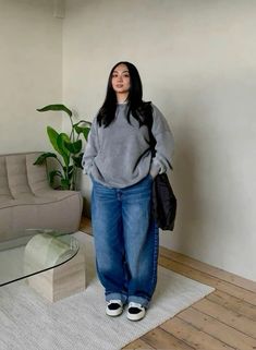 Fashion Inspo Outfits Midsize, Streetwear Baggy Jeans, Fall Outfits 2023, Street Style Outfits Casual, Sweater Streetwear, Midsize Outfits, Oversized Outfit, Uni Outfits