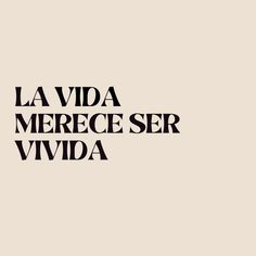 the words lavida merecce ser vivid in black on a beige background