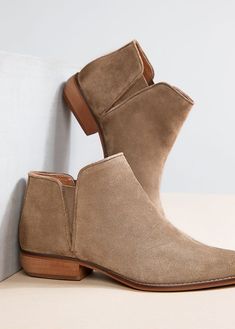 Flat Suede Ankle Boots, Dr Shoes, Ankle Boots Flat, Crazy Shoes, Shoe Obsession, Suede Ankle Boots, Womens Boots Ankle, Boots Outfit, Suho