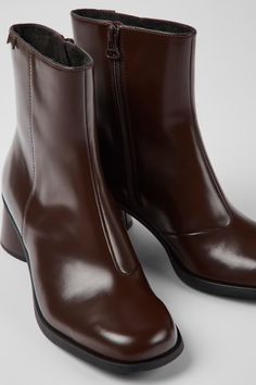 Brown Ankle Boots for Women - Autumn/Winter collection - Camper USA Autumn Shoes Women, Fall Winter Shoes, Autumn Color Palette, Brown Leather Ankle Boots, Winter Shoes For Women, Winter Capsule, Shoes Heels Wedges, Brown Ankle Boots, Fall Winter 2024