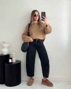 Jeans Date Outfit Winter, Ankle Jeans Winter Outfit, Barrel Leg Trouser Outfit, Barrel Pants Outfit Winter, Carrot Jeans Woman Outfit, Fall 2024 Outfit Inspiration, Jeans Outfit Fall 2024, Women Trendy Outfits 2024, Fall Barrel Jean Outfits