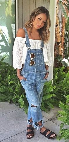 beautiful denim overalls Coachella Looks, Birkenstock Outfit, Overalls Outfit, Skirt Denim, Skirt Maxi, Outfit Jeans, Mode Casual, Fashion Blogger Style