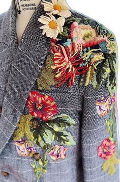 Embroidery On Blazer, Blazer Embroidery, Season Embroidery, Embroidered Blazer, Estilo Hippy, Mode Kimono, Repurposed Clothing, Make An Impact, Neue Outfits