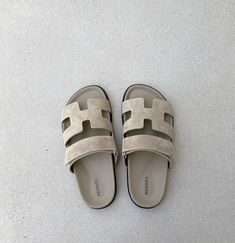 Aesthetic Summer Shoes, Summer Shoes Aesthetic, Summer Shoes 2023, Slides Footwear, Classy Sneakers, Dh Gate, Hermes Sandals, Classy Shoes