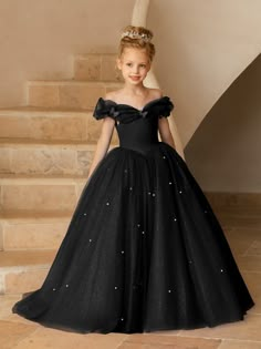 Lavetir sells a large selection of 2025 new flower girl dresses (first communion dresses) and wedding party dresses online. Elegant and sophisticated gowns perfect for black-tie or formal weddings. Typically made from luxurious fabrics like silk, satin, or lace, these dresses often feature intricate details and longer lengths (full-length or tea-length). Here is the dress detail: Fabric: Tulle Skirt; Satin Bodice; Silhouette: Ball Gown; A-Line/Princess; Neckline: Off-the-Shoulder; Hemline/Train: Dark Flower Girl Dresses, Long Gown Dress For Kids, Long Gown For Kids, Children Ball Gown Dress, Black Dress For Kids, Princess Gown For Kids, Black Junior Bridesmaid Dress, Flower Girl Dresses Black, Prom Dresses For Kids