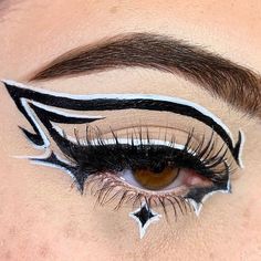 Goat Eye Contacts, Black Eye Looks, Eyeliner Drawings, Eyeliner Ideas Creative, Cybercore Makeup, Graphic Liner Ideas, Eyeliner Drawing, Eyeliner Art, Graphic Liners