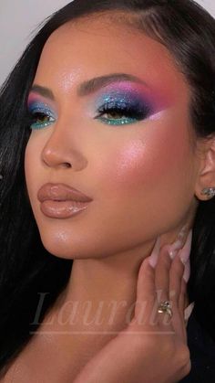 Dark eyemakeup giving natural looks makeup Mermaid Glam Makeup, Iridescent Glitter Makeup, Carnival Looks Makeup, Carnival Eye Makeup, Mermaid Eyeshadow Looks, Color Glam Makeup, Carnival Makeup Looks, Iridescent Makeup Looks, Iridescent Eye Makeup