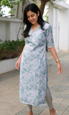 Cotton Dress Stitching Ideas, Kota Kurti Designs Latest, Collar Churidar, Cotton Churidar Designs Ideas Patterns, Simple Kurta Designs Classy, Kurta Neck Pattern, Chudithar Neck Designs Cotton, Salvar Design, Cotton Kurti Neck Designs