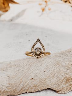 ѕ¢нмυ¢кѕтü¢к Cosmic Mondstein Boho Ring Der Ring ist größenverstellbar. нαη∂ωєяк Der Schmuck wurde in Indien hergestellt. Jeder Edelstein ist einzigartig und hat seine eigene Geschichte zu erzählen, weshalb die Steinfarbe vom Foto leicht variieren kann. Außerdem besitzt jeder der Steine eine bestimmte Heilwirkung (mehr unter - MATERIALIEN - ) мαтєяιαℓιєη Messing Edelstein: Mondstein Mondstein Er stärkt die Intuition und intensiviert Gefühle. Dadurch steigert der Mondstein das Einfühlungsvermögen und fördert die Liebe. Mondstein wirkt besonders gut für Frauen. Er schenkt ihnen Lebenskraft, Heiterkeit sowie Ausgeglichenheit und verleiht eine jugendliche Ausstrahlung. Selbst während der Menstruation oder Schwangerschaft. Der Mondstein ist zusätzlich in der Lage Ängste zu lindern. https://www. Gold Stackable Teardrop Jewelry, Adjustable Gold Gemstone Rings, Gold Ring For Festivals, Gold Festival Jewelry Ring, Gold Festival Ring Jewelry, Adjustable Gold Crystal Gemstone Ring, Bohemian Gold Rings With Birthstone, Gold Festival Ring, Adjustable Gold Crystal Ring With Gemstone