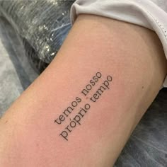 a person with a tattoo on their arm that reads, tema aos proprio