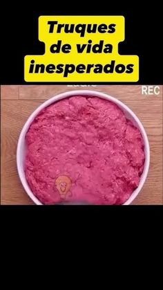 a bowl filled with pink colored powder on top of a wooden table next to a sign that reads truques de via inesperados