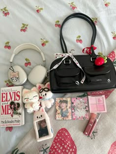 #kpop #bag #straykids #jeongin #In #innie #standoil #makeup #cute #whatsinmybag Kpop Bag, Mochila Kpop, Nature Creatures, Makeup Contouring, Makeup Cute, Decorated Bags