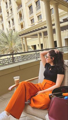 Hania Amir In Jeans, Hania Amir In Western Dress, Hania Amir Casual Outfits, Hania Amir Western Outfits, Hania Amir Outfits, Haina Amir, Hania Amir Dresses, Haniya Amir