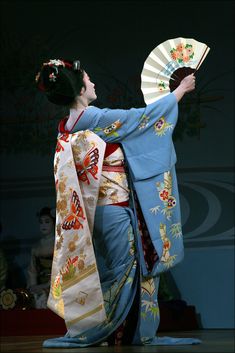 The trailing, silk brocade dararai obi and long dangling sleeves of a maiko's luxurious silk kimono add a dramatic effect to the overwhelming impression of grace and elegance as she dances in Kyo Odori, the annual spring dance of the Miyagawa-cho district. Kyomai is traditional Kyoto-style dance, of which there are many schools. Each geisha district has a distinct style of dance, based on the school to which they belong. (For example, Gion Kobu pracitces the Inoue school of dance). Maiko Geisha, Traditional Japanese Clothing, Kyoto Japan Travel, Japanese Costume, Ta Ta, Kimono Japan, Afrique Art, Geisha Art, Japanese Clothing