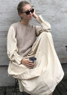 Amalie Moosgaard, Marc Jacobs Daisy, Beige Outfit, Simple Fashion, Miss Dior, Jolie Photo, Vest Outfits, 2024 Fashion, Inspired Outfits