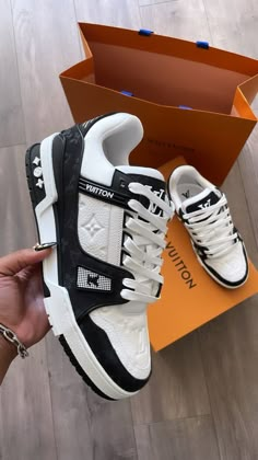 Zapatillas Louis Vuitton, Vuitton Outfit, Louis Vuitton Trainers, Lv Sneakers, Louis Vuitton Sneakers, Trendy Shoes Sneakers, Dr Shoes, Pretty Shoes Sneakers, Kicks Shoes