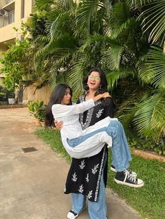 Best Friend Pictures In Traditional, Best Friend Poses In Kurti, Aesthetic Kurti Poses With Friends, Kurti Poses With Friends, Indian Kurti Aesthetic, Black Suits For Women, Kurta Neck Designs, Trendy Shirts For Women