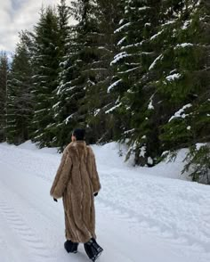 Alps Outfit, Aspen Trip, Girls Ski Trip, Fur Coat Outfit, Ski Girl, Luxury Winter, Super Rich Kids