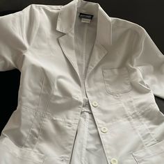 Grey's Anatomy. White Scrub/Lab Coat. Was Brand New When I Bought It, And I Wore It 3 Times. No Flaws. Perfect Condition! Doctor Lab Coat Aesthetic, White Lab Coat Aesthetic, Lab Assistant Outfit, Lab Coat Aesthetic, Scientist Clothes, Lab Outfit, Lab Coat Fashion, Extraordinary Machine, White Lab Coat