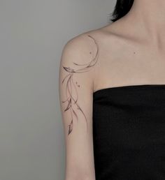 Line Tattoo Ideas, Fineline Tattoo, Single Line Tattoo, Boho Tattoos, Woman Shoulder, Floral Tattoos, Birth Flower Tattoos, Next Tattoo