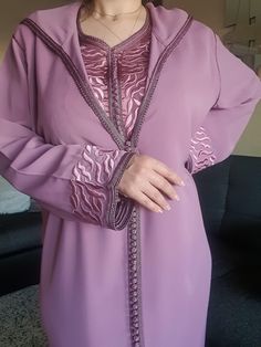 Very pretty jellaba in silk crepe, with a very pretty kaftan in jawhara crepe Elegant Pink Thobe For Eid, Elegant Long Pink Thobe, Elegant Dabka Thobe Tunic, Elegant Tunic Thobe With Dabka Detailing, Elegant Long Sleeve Pink Kaftan, Traditional Dress, Silk Crepe, Dress Clothes For Women, Traditional Dresses