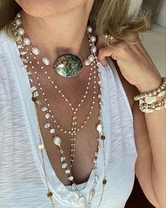 Abalone necklace. Pearl necklace. Beaded necklace. Necklace layer. Gold necklace. Layering necklaces Crystal Bead Necklace Diy, Boho Beaded Necklace, Abalone Jewelry, Abalone Necklace, Layered Pearl Necklace, Pearl Collar, Layering Necklaces, Inner Wisdom, Necklace Layering