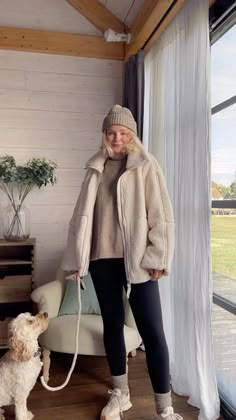 Winter Sherpa Outfit, Cream Hat Outfit Winter, Cream Fleece Jacket Outfit, Autumn Cosy Outfit, Teddy Fleece Outfit, Cream Sherpa Jacket Outfit, Autumn Walk Outfit, White Fleece Jacket Outfit