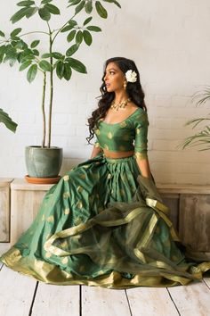 Sari Dress Wedding Guest, India Wedding Guest Outfit, Tamil Dress, Green Banarasi Lehenga, Pakistan Outfits, Bengali Clothes, Cultural Outfits, Lehenga Ideas, Indian Fits