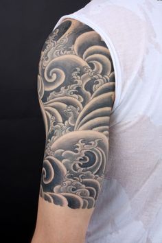 halb sleeve mit japansichen motiven, tattoo ideen männer, wasserwellen und rauch