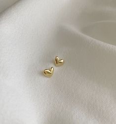 Simple Earing Designs Gold, Cute Earrings Aesthetic Stud, Silver Earring Studs, Earing Studs Simple Gold, Gold Earrings Designs Studs, Heart Earrings Aesthetic, Rings Aesthetic Gold, Aesthetic Gold Earrings, Cute Earrings Aesthetic