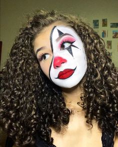 Clown Face Paint For Women, Half Face Clown Makeup, Sweet Clown Makeup, Clown Face Paint Scary, Scary Makeup For Halloween, It Face Paint Clown, Halloween Face Paint Costumes, Halloween Face Paint Clown, Simple Scary Clown Makeup