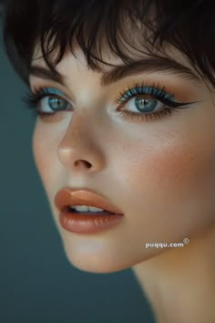 Blue Eyeshadow Looks: Mastering Shades of Sapphire and Sky - Puqqu Arabic Eye Makeup, Blue Eyeshadow Makeup, Pure Makeup, Korean Makeup Tips, Blue Eyeshadow Looks, Pretty Eye Makeup, Makeup Fails, Face Charts, Punk Makeup