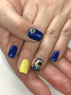 Sunflower Royal Blue & yellow glitter gel nails Light Elegance Yellowjacket & Lemon Burst Navy Blue Sunflower Nails, Blue Nails With Sunflower, Blue Nails With Sunflower Design, Blue Nails With Yellow Flowers, Nail Designs Sunflower Blue, Yellow And Blue Nails, Blue And Yellow Nails, Yellow Toe Nails, Gel Nail Light