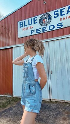 Fun Summer Clothes, Cute Overall Shorts, How To Style Overall Shorts, Outfits With Short Overalls, Cute Short Overall Outfits, Overalls Outfit Summer Shorts, Styling Overall Shorts, Colored Overalls Outfit, Summer Overall Outfits Shorts