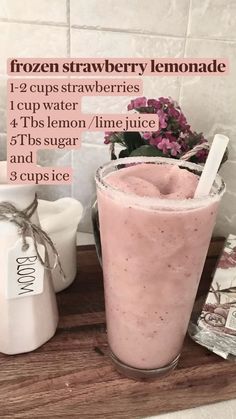 Frozen strawberry lemonade Frozen Strawberry Lemonade, Snack Sani, Frozen Strawberry, Fruit Smoothie Recipes Healthy, Easy Healthy Smoothies, Smoothie Drink Recipes, Refreshing Drinks Recipes, Starbucks Drinks Recipes, Homemade Drinks