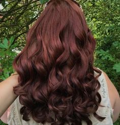 Dark Auburn Curly Hair, Temp Haircut, Aesthetic Outfit Ideas Winter, Aesthetic Pictures Wallpaper, Asthetic Picture Wallpaper, Outfit Ideas Winter, Wine Hair, Asthetic Picture