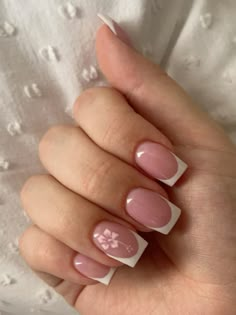 Squared French Tip Nails With Design, French Tip With Floral Design, Short Square Nails With Flowers, Natural Nail Ideas Square, Short French Tip Acrylic Nails With Flower, Light Pink Nail Designs Simple, French Tip Nails Square With Design, Square French Tips With Design, Nail Inpos Ideas Short