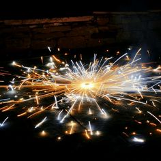 a bunch of fireworks that are in the air with some kind of sparkler on it