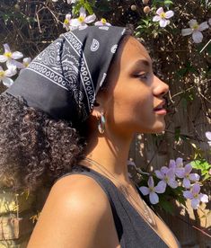 Black Hairstyles With Bandanas, Ways To Use Bandanas In Hair, Big Bandana Hairstyles, Bandana Natural Hair, Bandana Hairstyles Curly Hair, Woman With Bandana, Skater Hairstyles, Wearing Bandana, Bandana Outfit