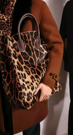 Burberry. Burberry Prorsum, Big Bags, Cute Bags, Luxury Brands, Mode Inspiration, Bagpack, Louis Vuitton Speedy Bag, Beautiful Bags